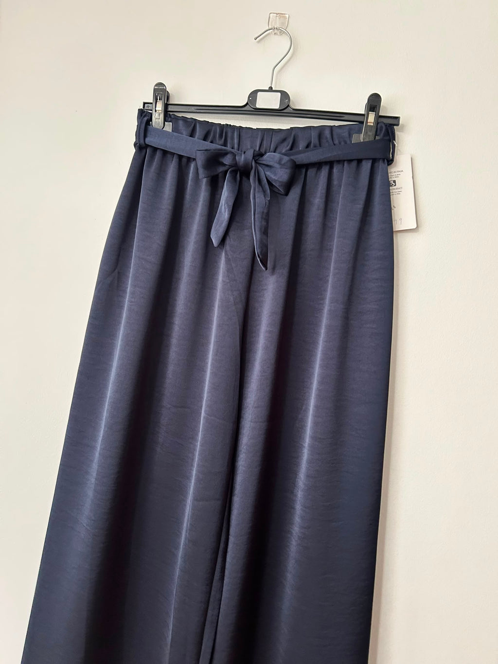 Pantalón satinado con lazo