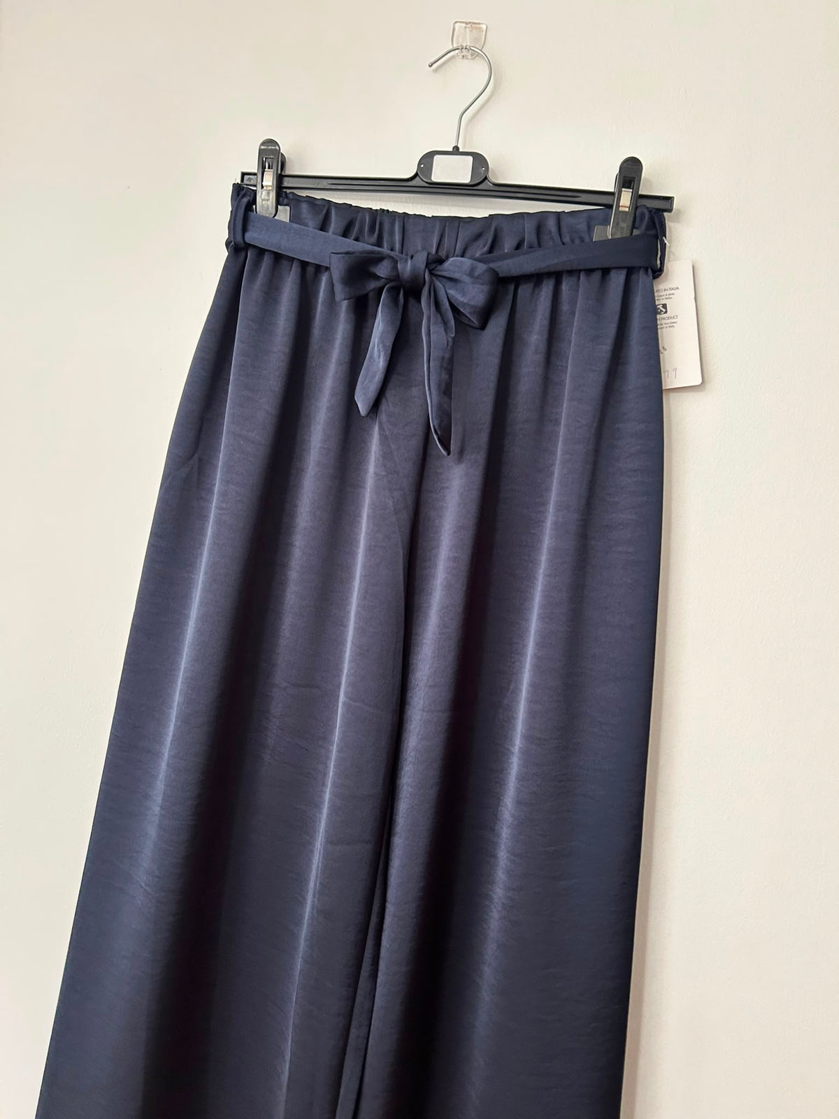 Pantalón satinado con lazo