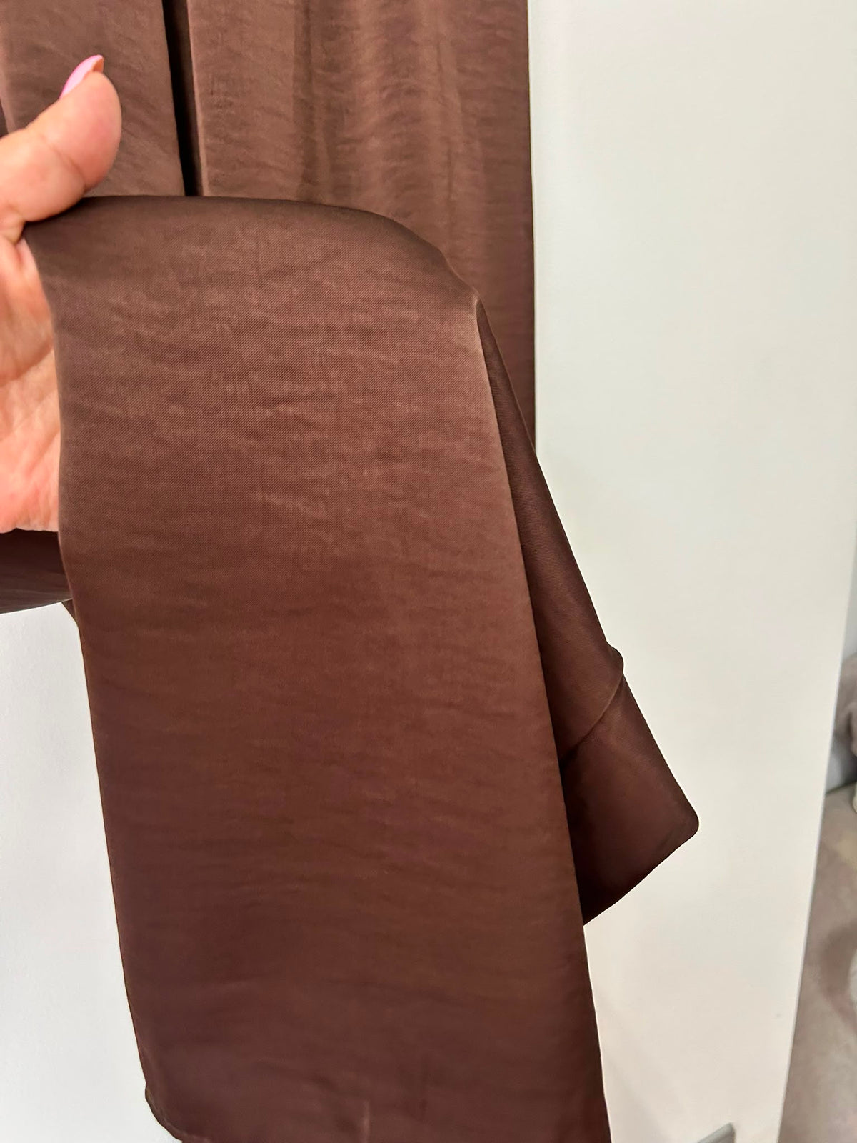 Pantalón satinado con lazo