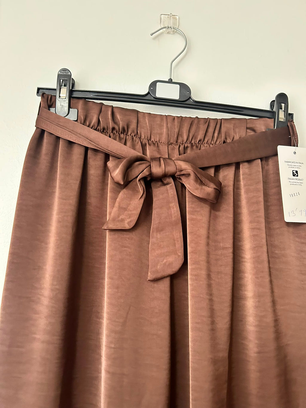 Pantalón satinado con lazo