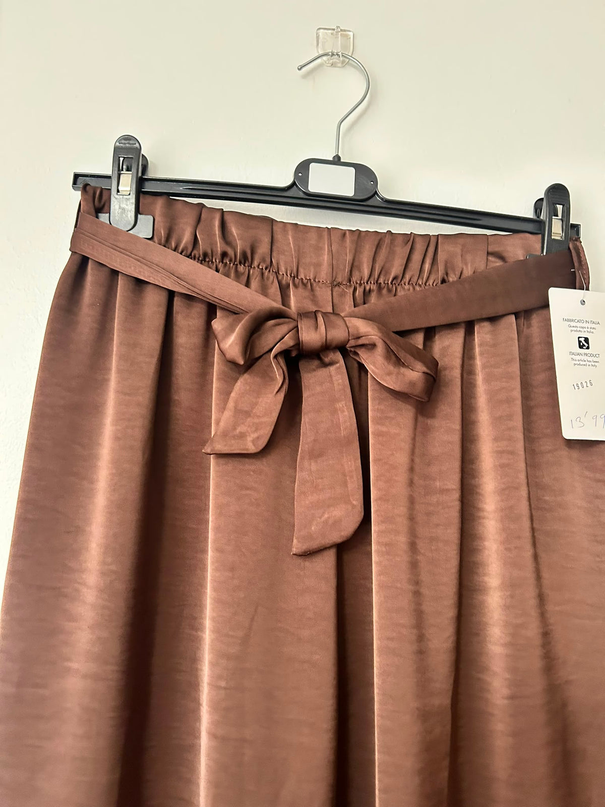 Pantalón satinado con lazo