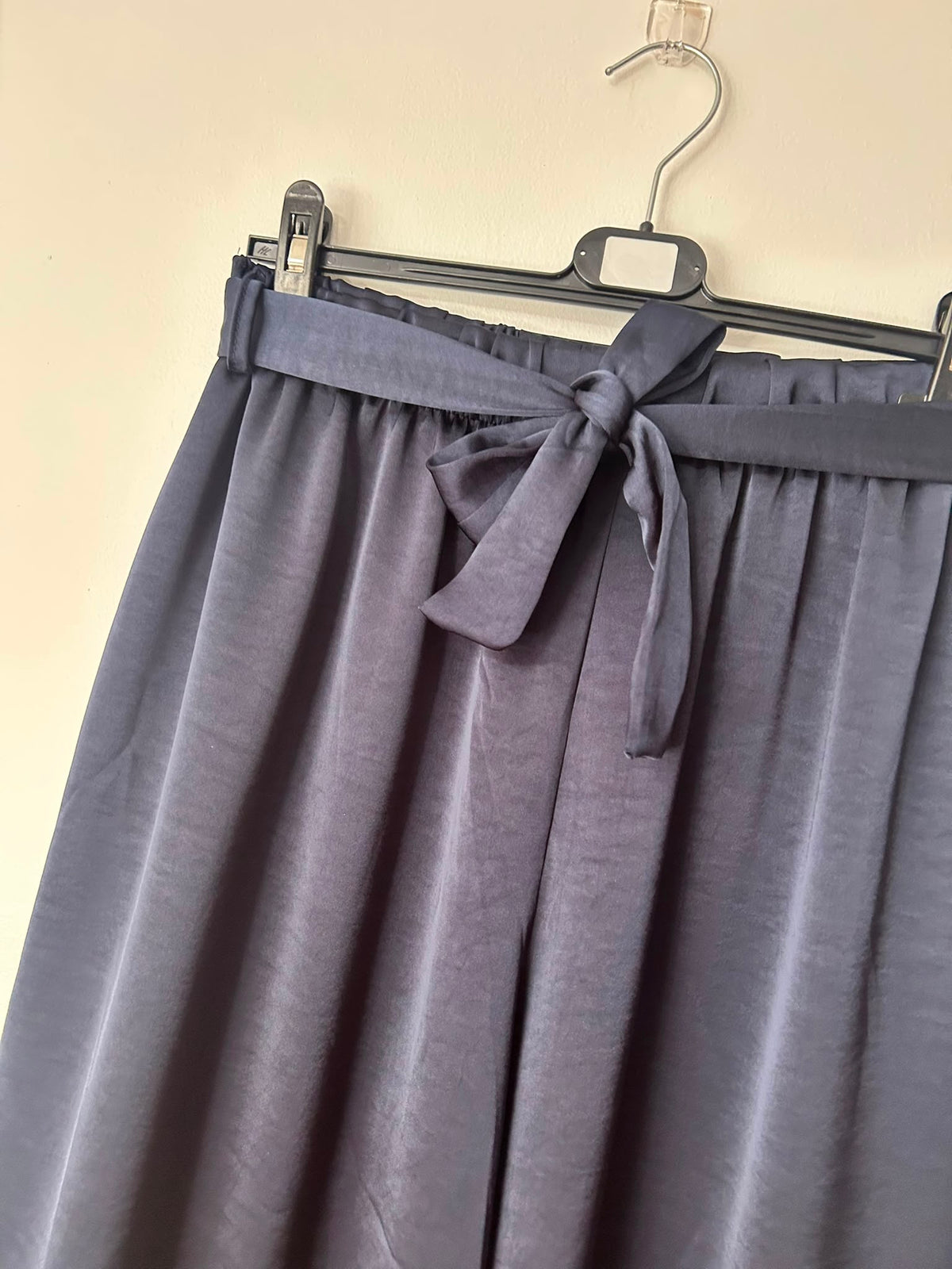 Pantalón satinado con lazo