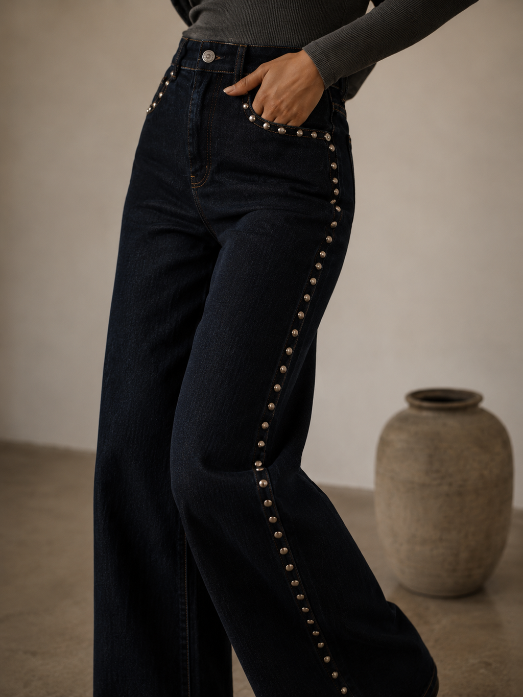 Pantalón denim tachuelas plata