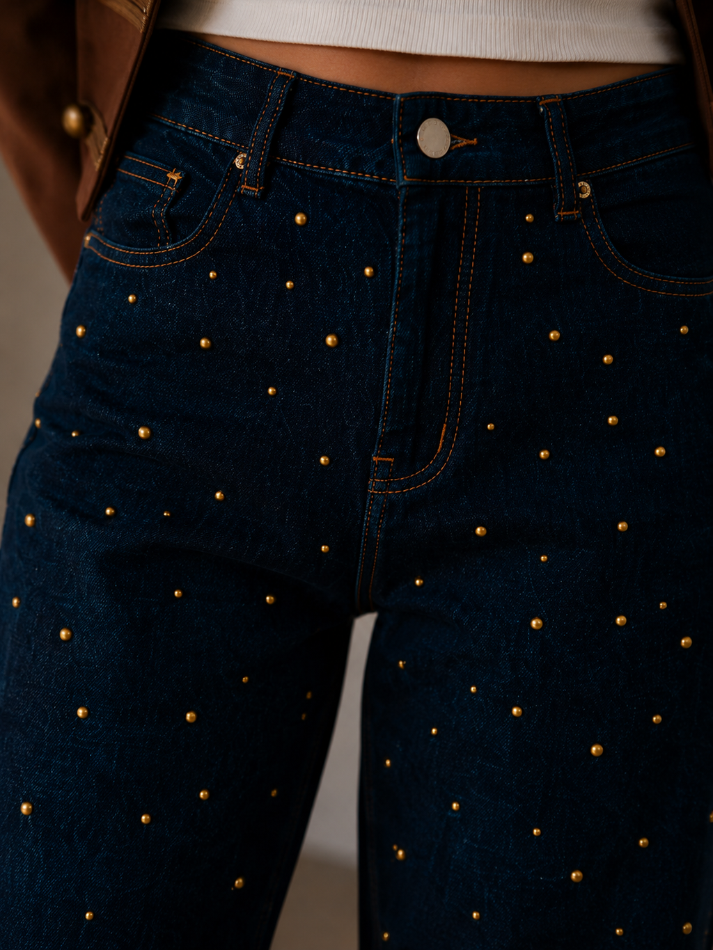 Pantalón tachuelas doradas