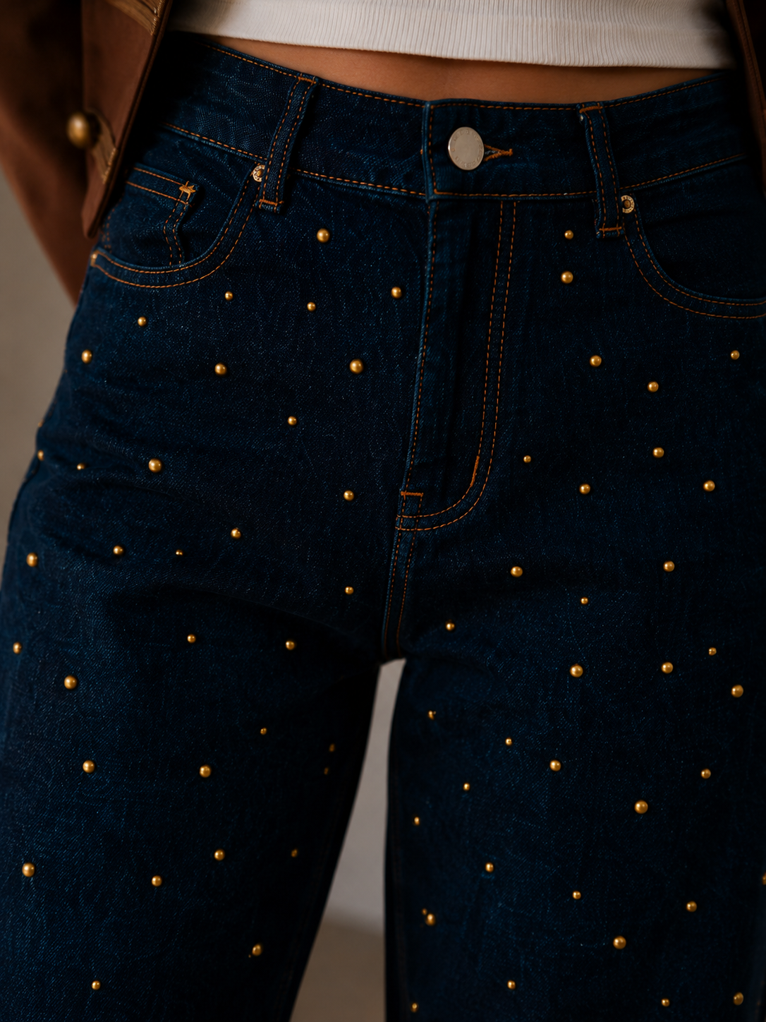 Pantalón tachuelas doradas